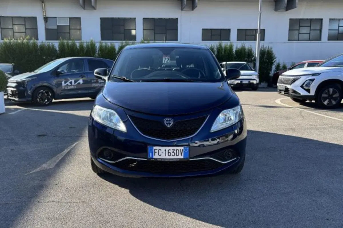 Lancia Ypsilon usata a Latina (2)