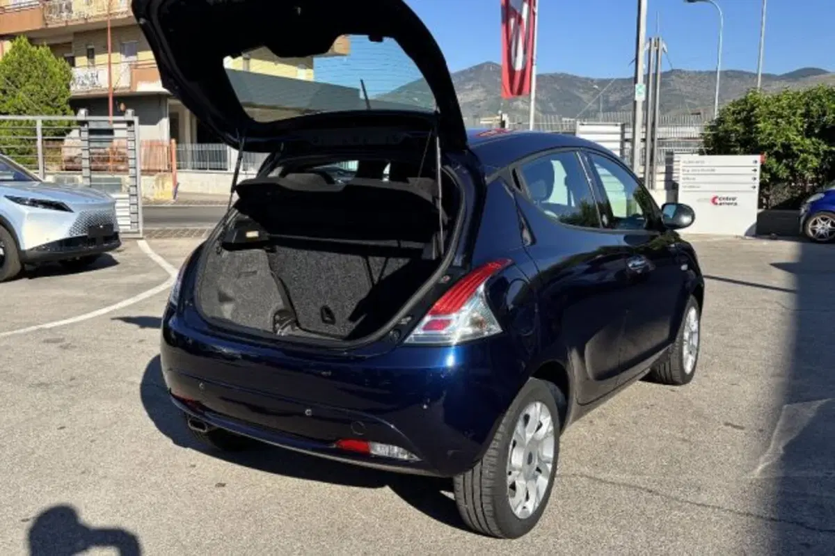 Lancia Ypsilon usata a Latina (7)
