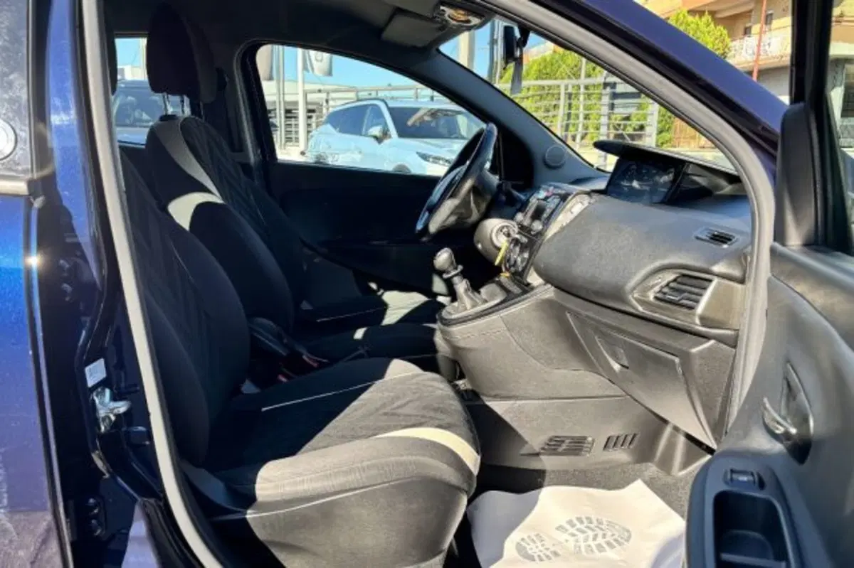 Lancia Ypsilon usata a Latina (8)