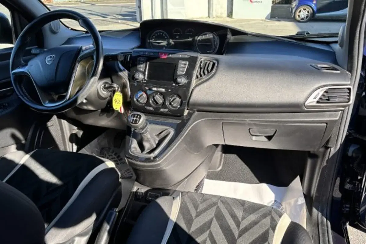 Lancia Ypsilon usata a Latina (9)