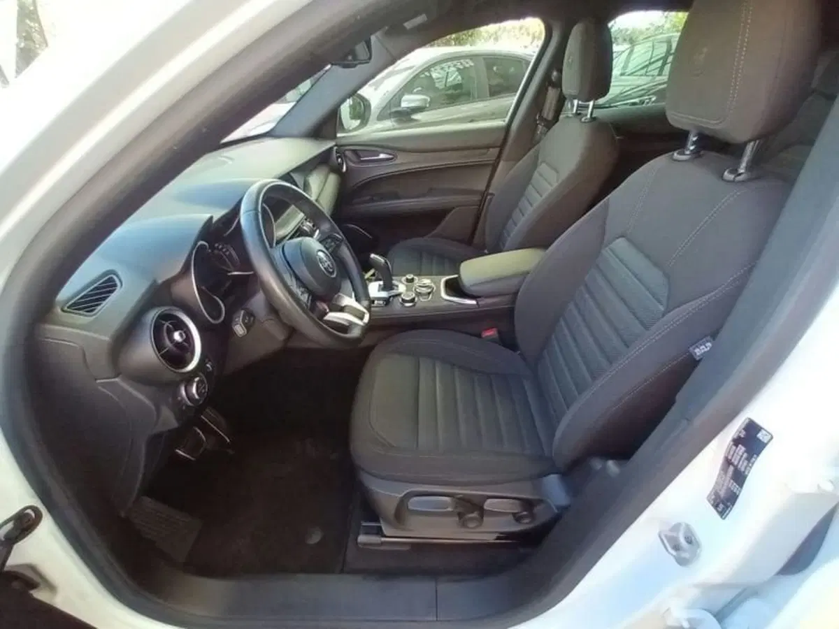 Alfa Romeo Stelvio usata a Bari (11)
