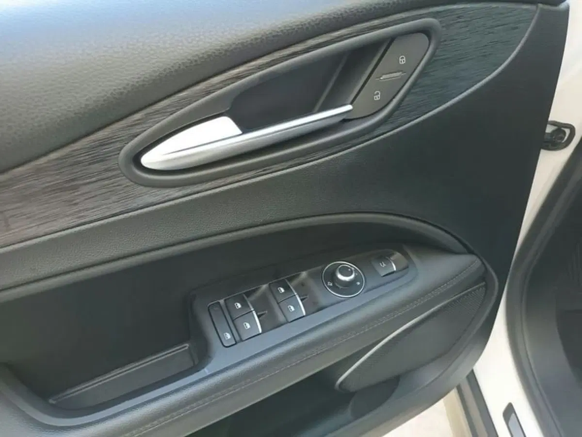 Alfa Romeo Stelvio usata a Bari (12)
