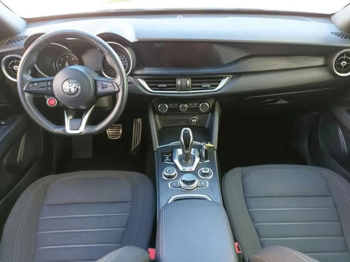 Alfa Romeo Stelvio usata a Bari (14)