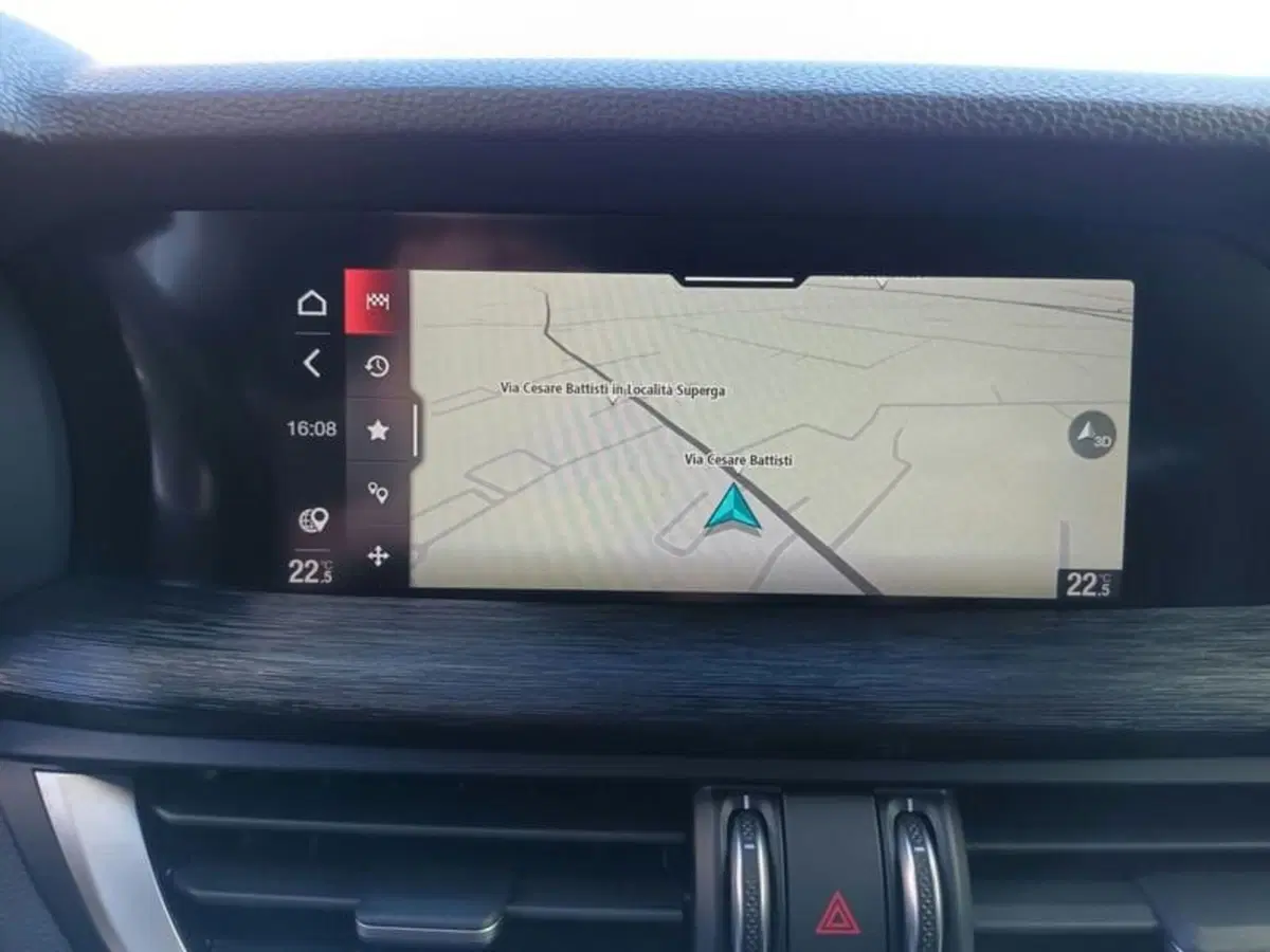 Alfa Romeo Stelvio usata a Bari (15)
