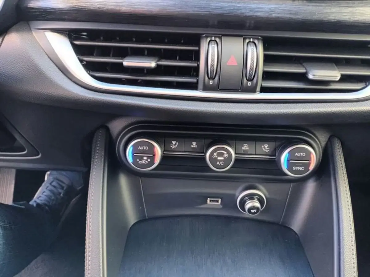 Alfa Romeo Stelvio usata a Bari (16)