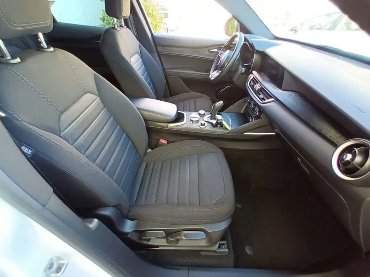 Alfa Romeo Stelvio usata a Bari (18)
