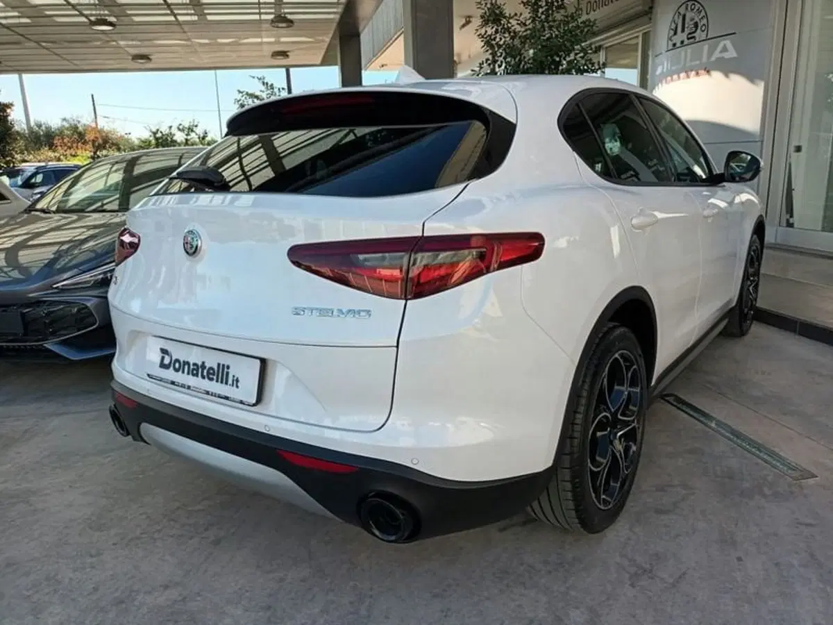Alfa Romeo Stelvio usata a Bari (3)