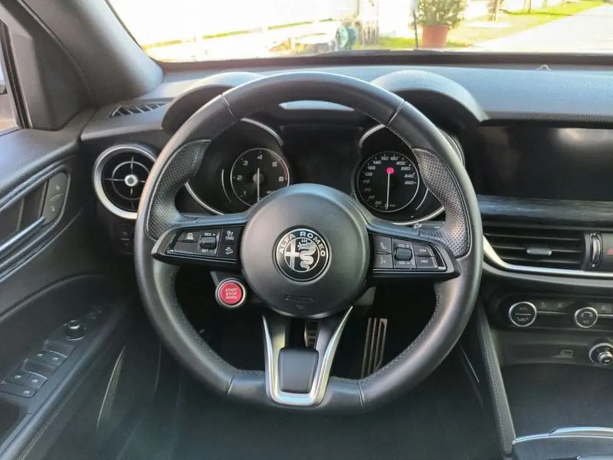 Alfa Romeo Stelvio usata a Bari (5)