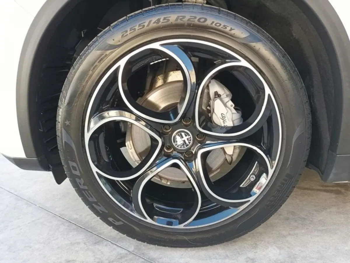 Alfa Romeo Stelvio usata a Bari (6)