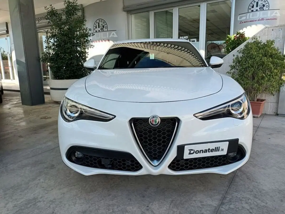 Alfa Romeo Stelvio usata a Bari (8)