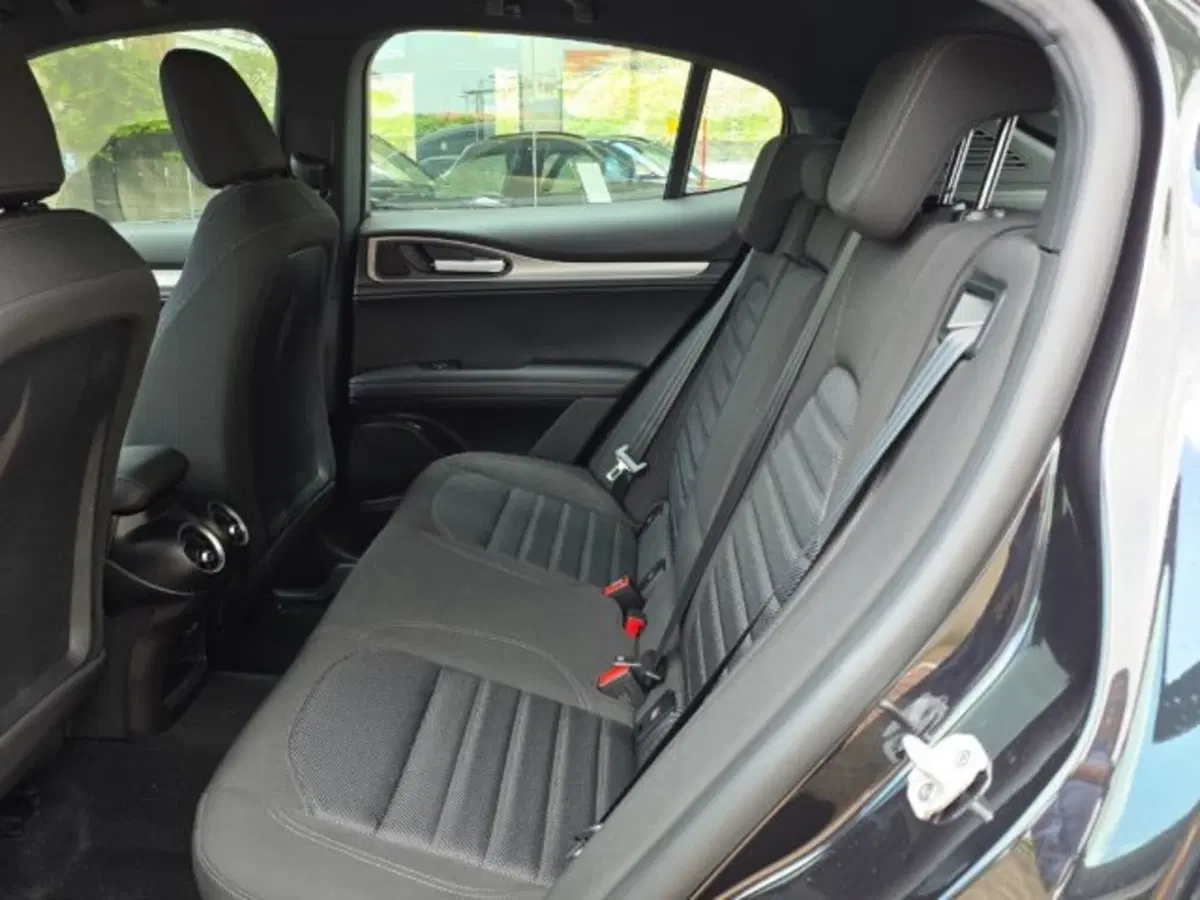Alfa Romeo Stelvio nuova a Monza e Brianza (12)