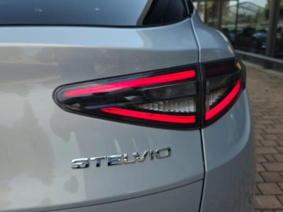 Alfa Romeo Stelvio nuova a Monza e Brianza (15)