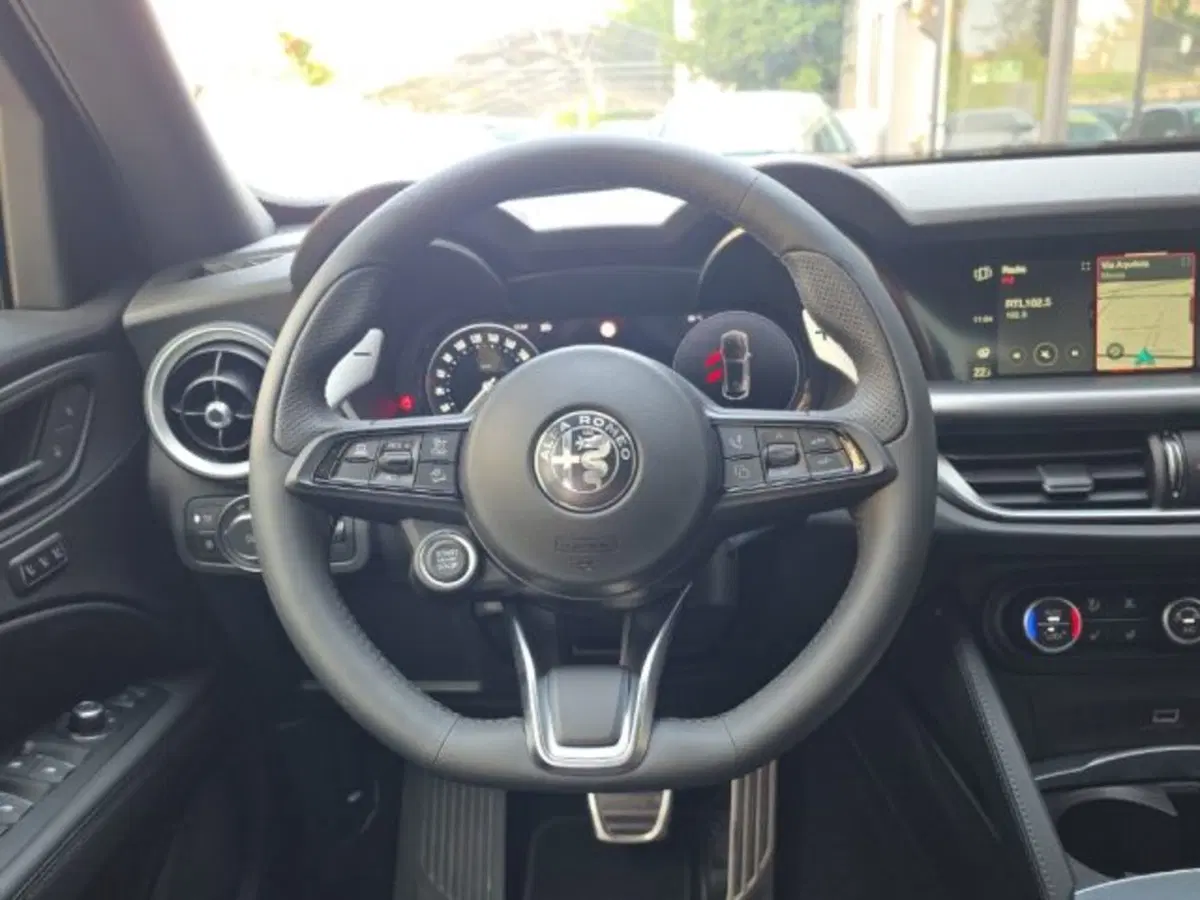 Alfa Romeo Stelvio nuova a Monza e Brianza (9)