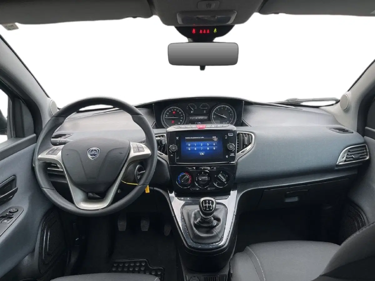 Lancia Ypsilon usata a Torino (10)