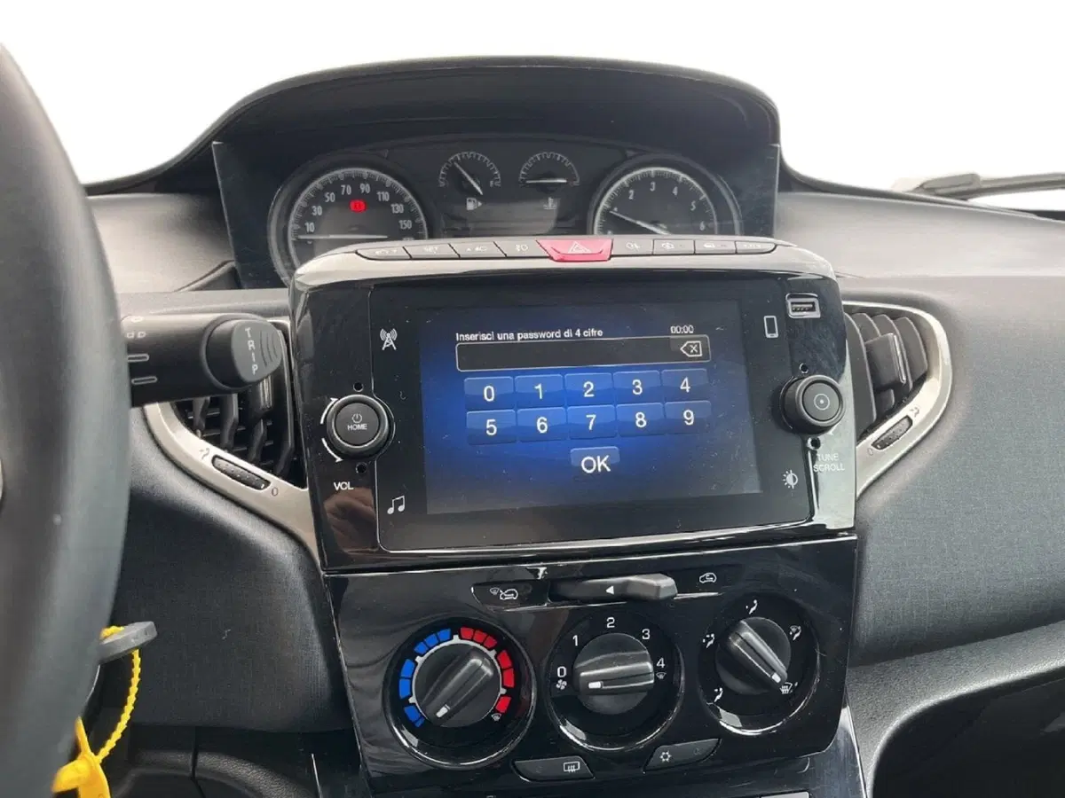 Lancia Ypsilon usata a Torino (13)