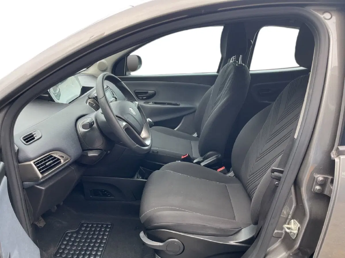 Lancia Ypsilon usata a Torino (9)