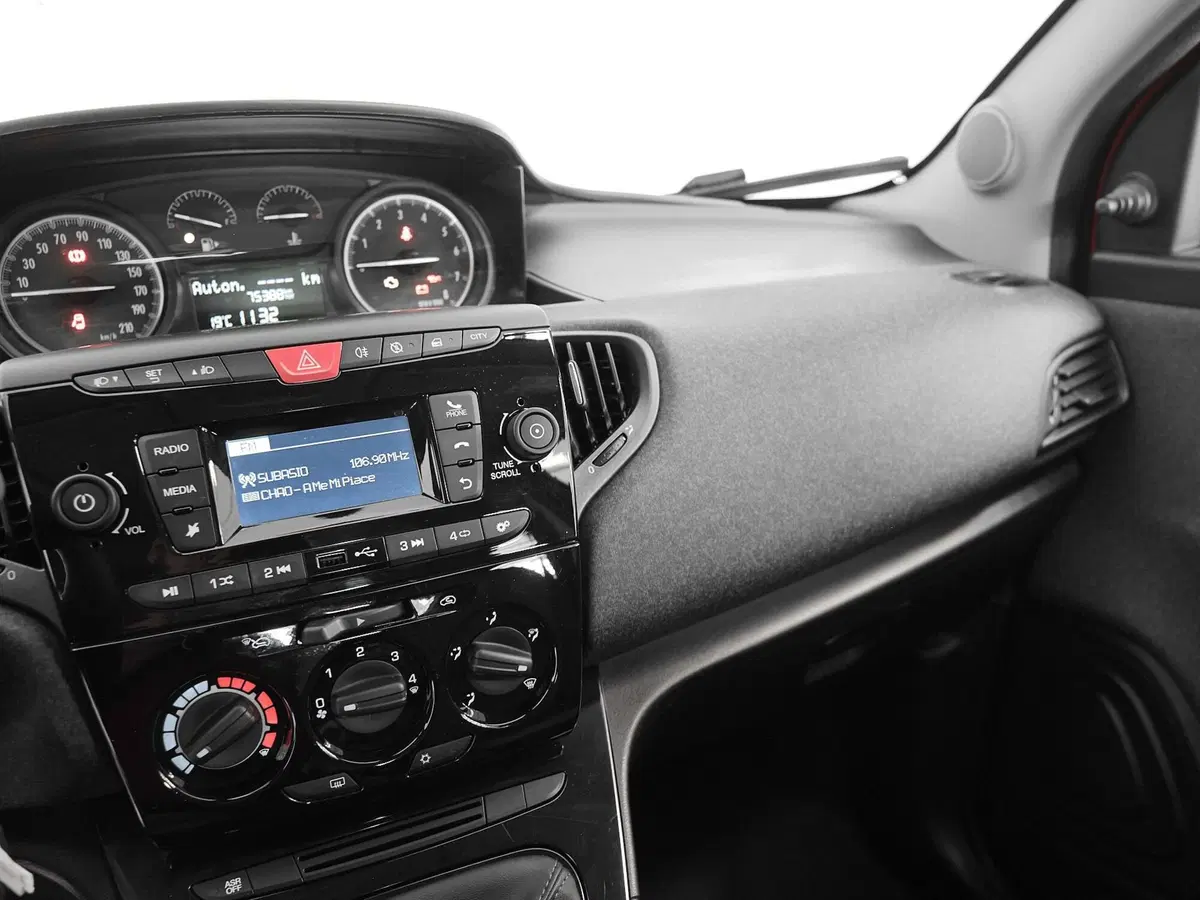 Lancia Ypsilon usata a Prato (16)