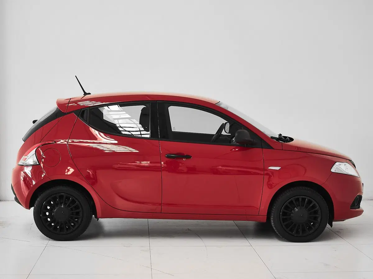 Lancia Ypsilon usata a Prato (7)