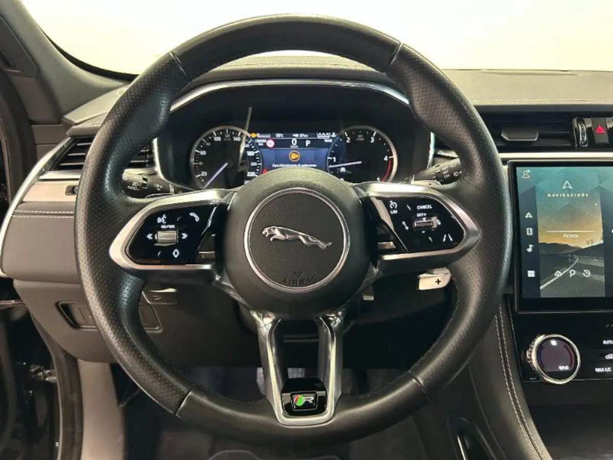 Jaguar F-Pace usata a Venezia (17)