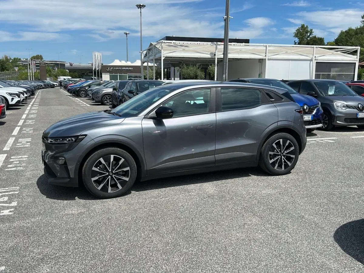 Renault Megane E-Tech Electric usata a Latina (8)