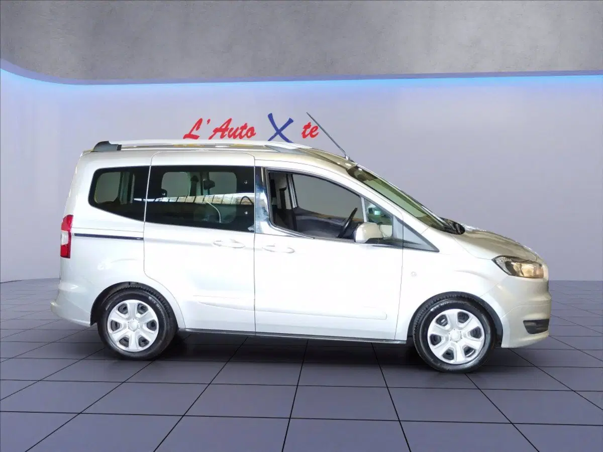 Ford Tourneo Courier usata a Milano (7)