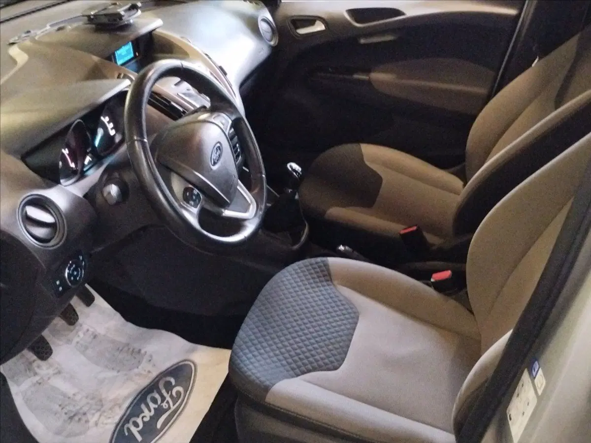 Ford Tourneo Courier usata a Milano (9)