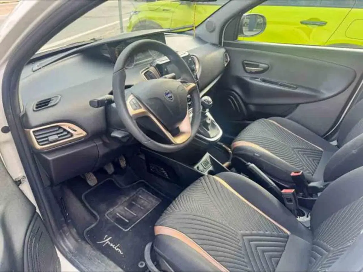 Lancia Ypsilon usata a Torino (7)