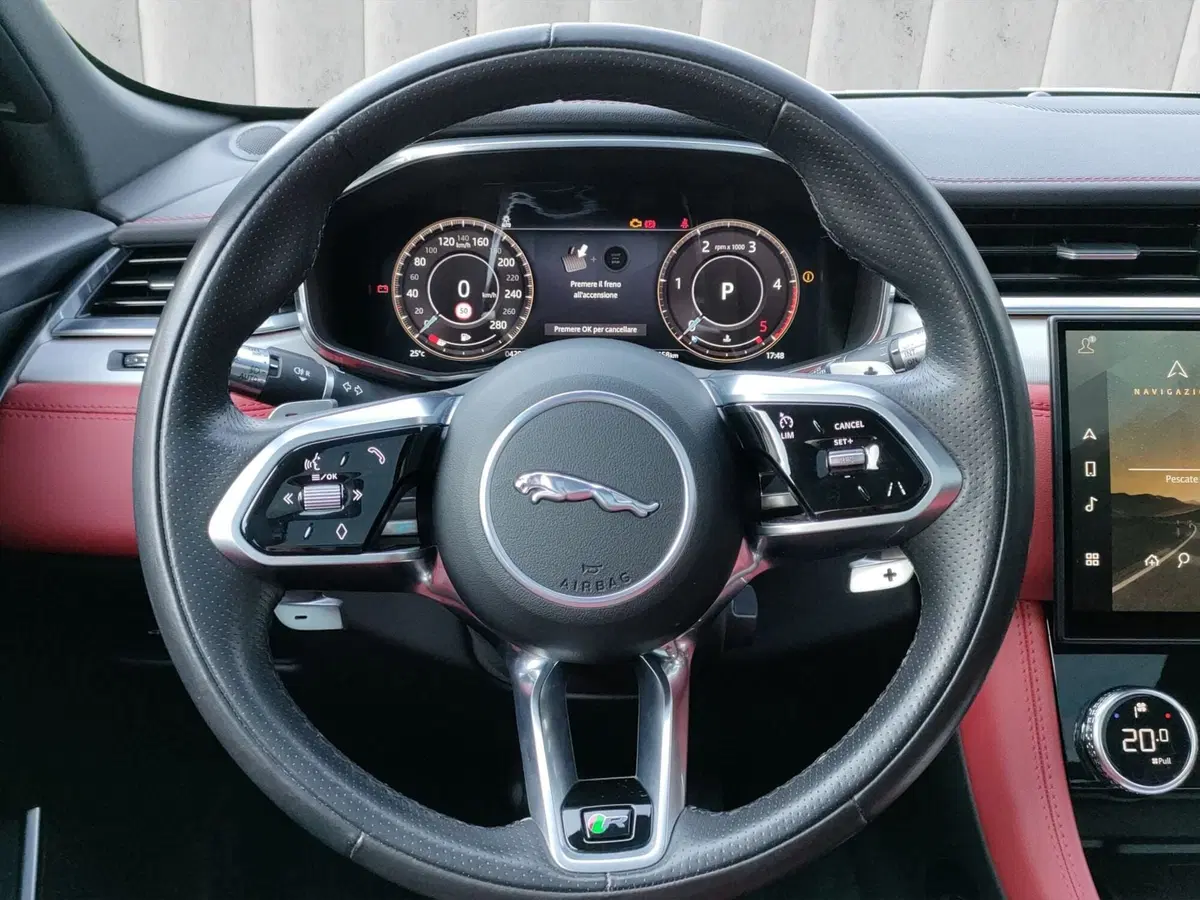 Jaguar F-Pace usata a Lecco (5)
