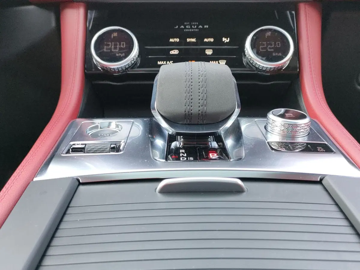 Jaguar F-Pace usata a Lecco (7)