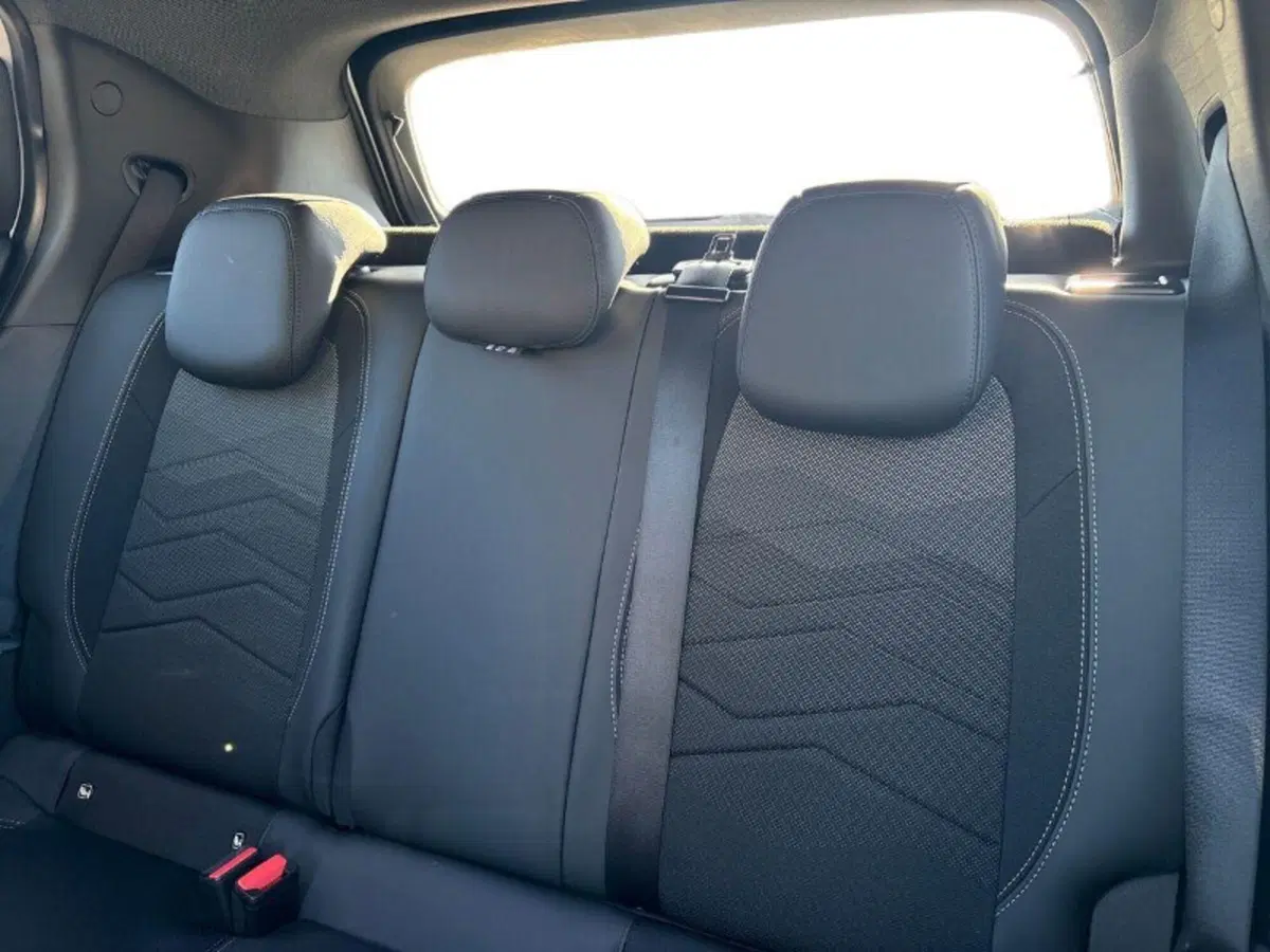 Jeep Avenger nuova a Lecco (12)