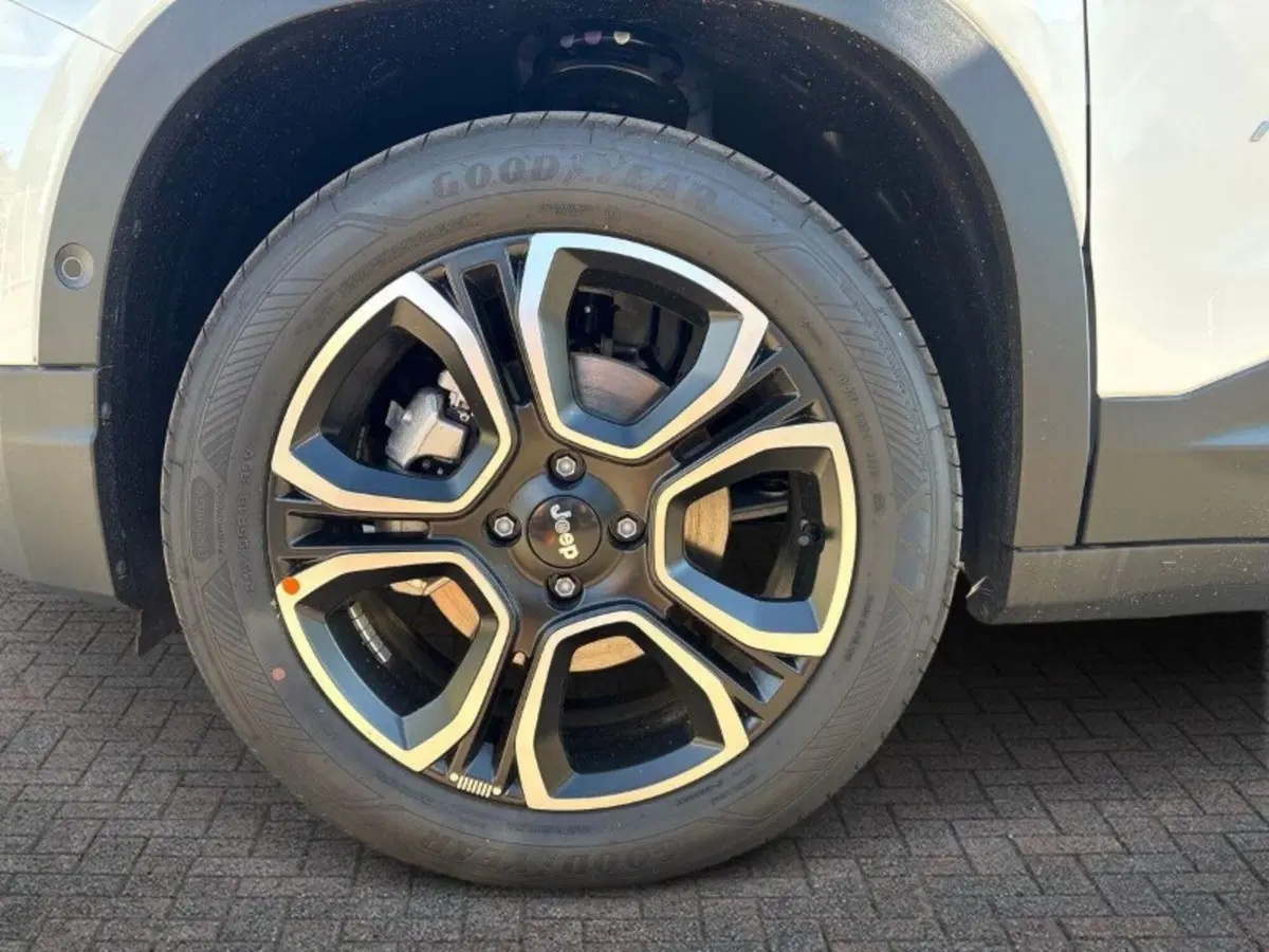 Jeep Avenger nuova a Lecco (7)