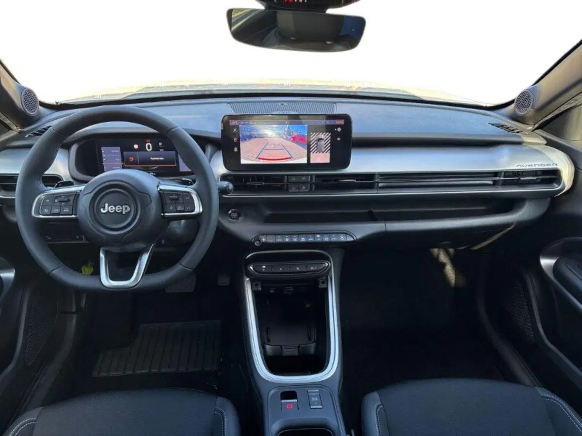Jeep Avenger nuova a Lecco (9)