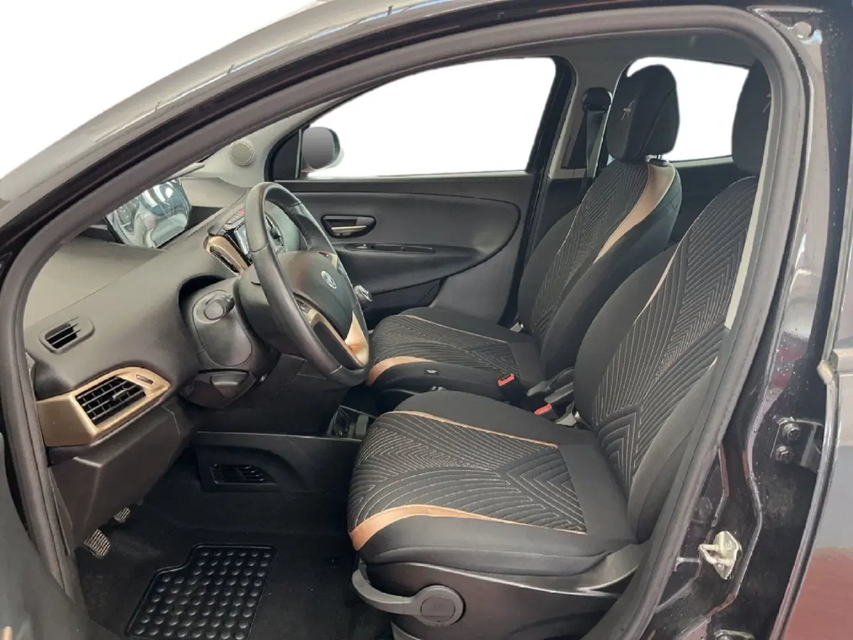 Lancia Ypsilon usata a Torino (10)