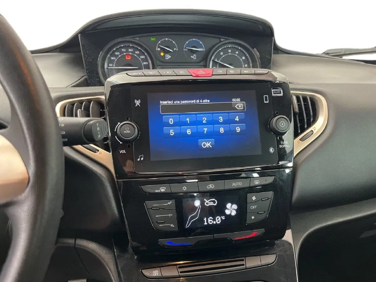 Lancia Ypsilon usata a Torino (14)