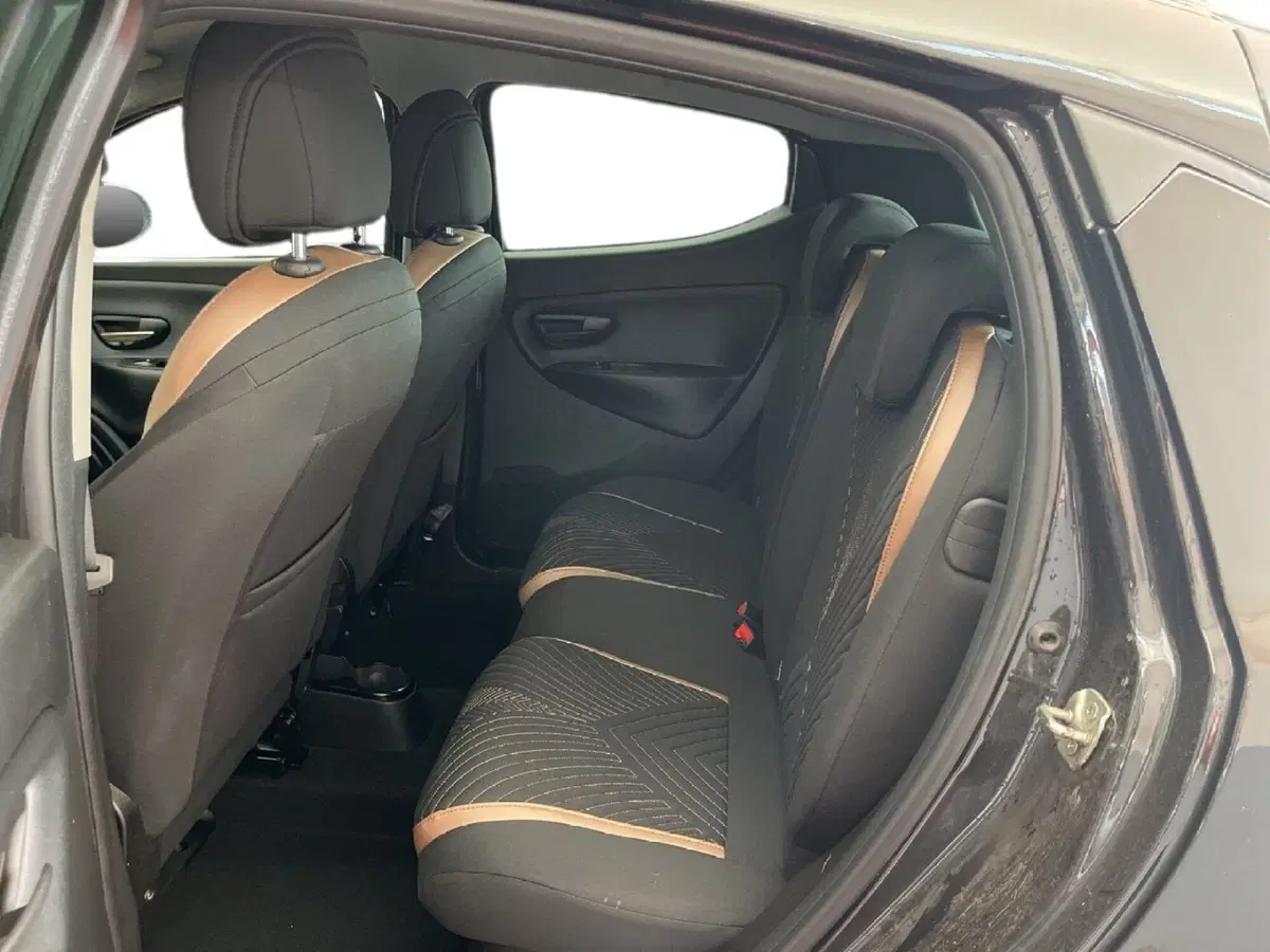 Lancia Ypsilon usata a Torino (9)