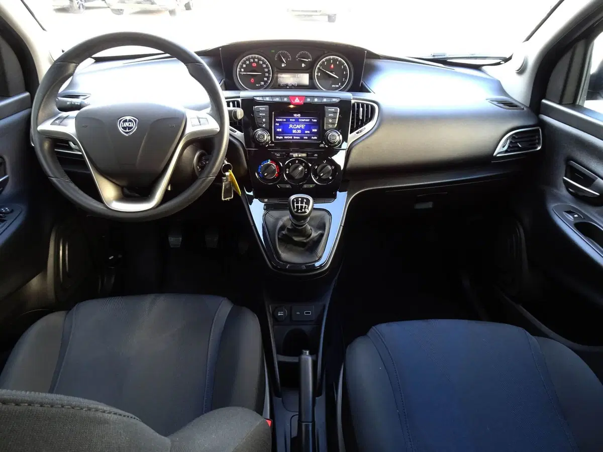Lancia Ypsilon usata a Padova (11)
