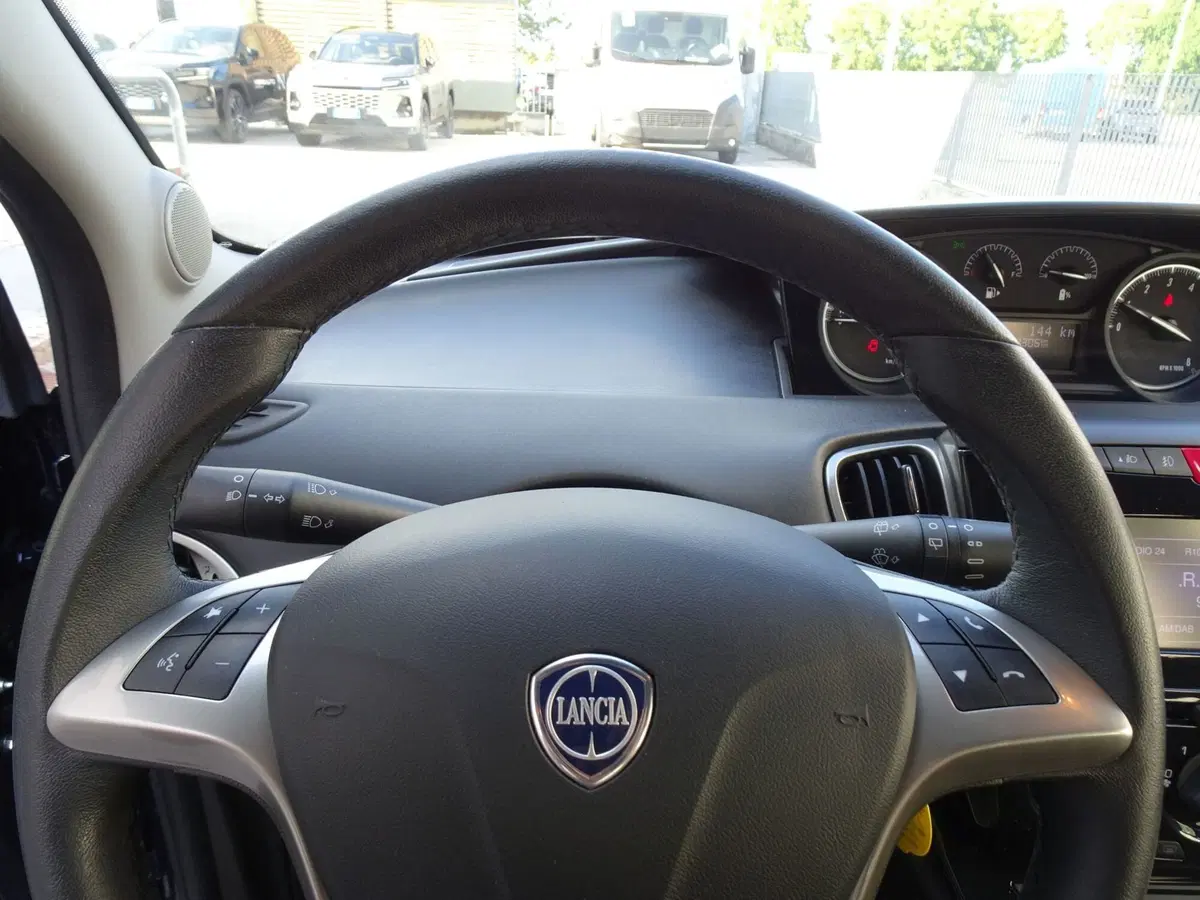 Lancia Ypsilon usata a Padova (12)