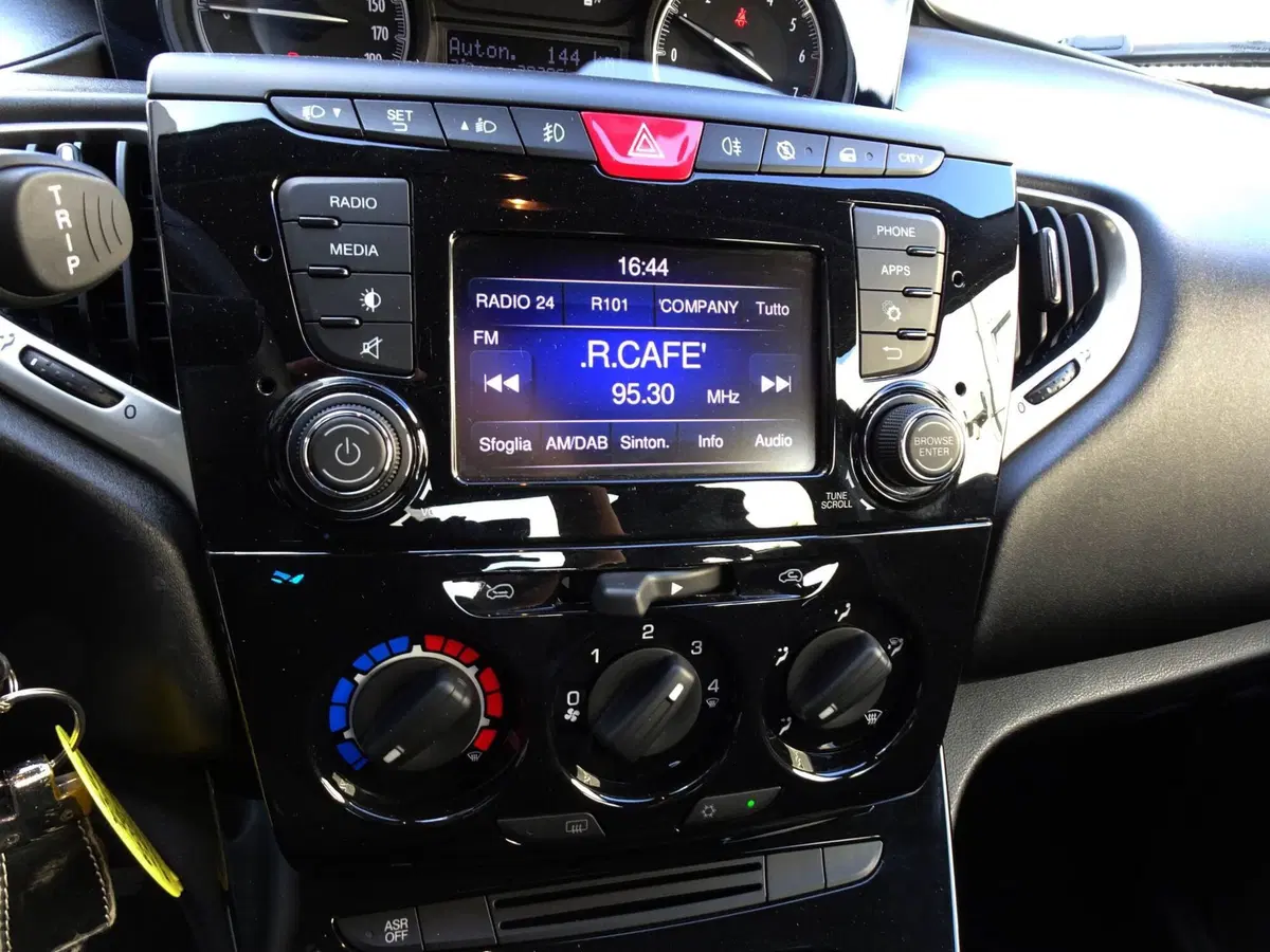 Lancia Ypsilon usata a Padova (14)