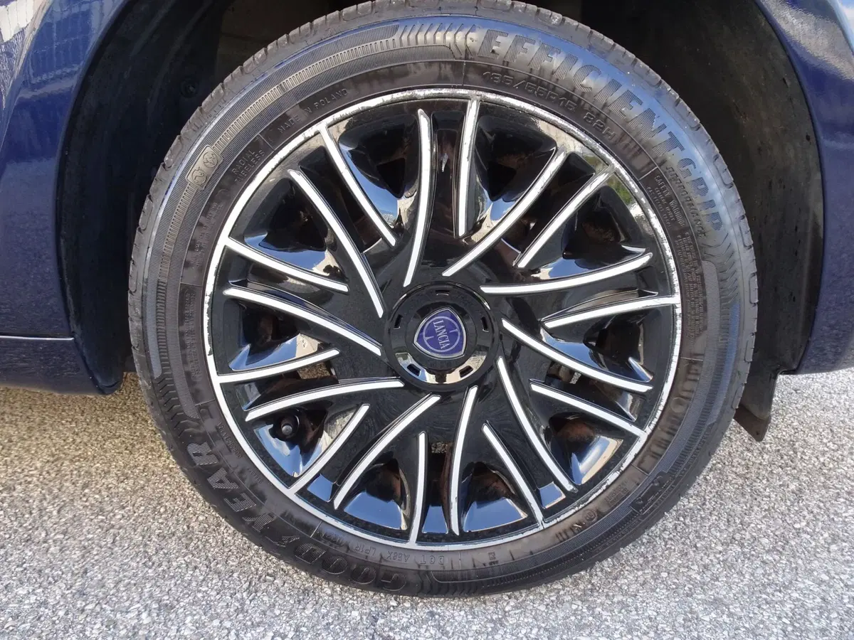 Lancia Ypsilon usata a Padova (6)