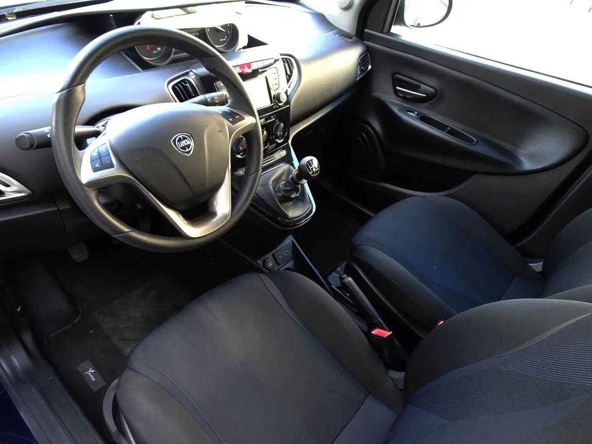 Lancia Ypsilon usata a Padova (7)