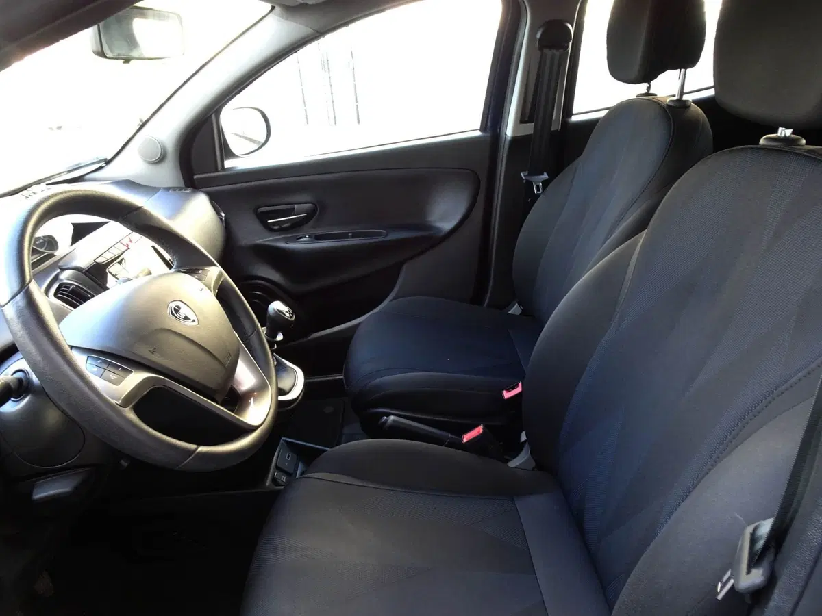 Lancia Ypsilon usata a Padova (8)