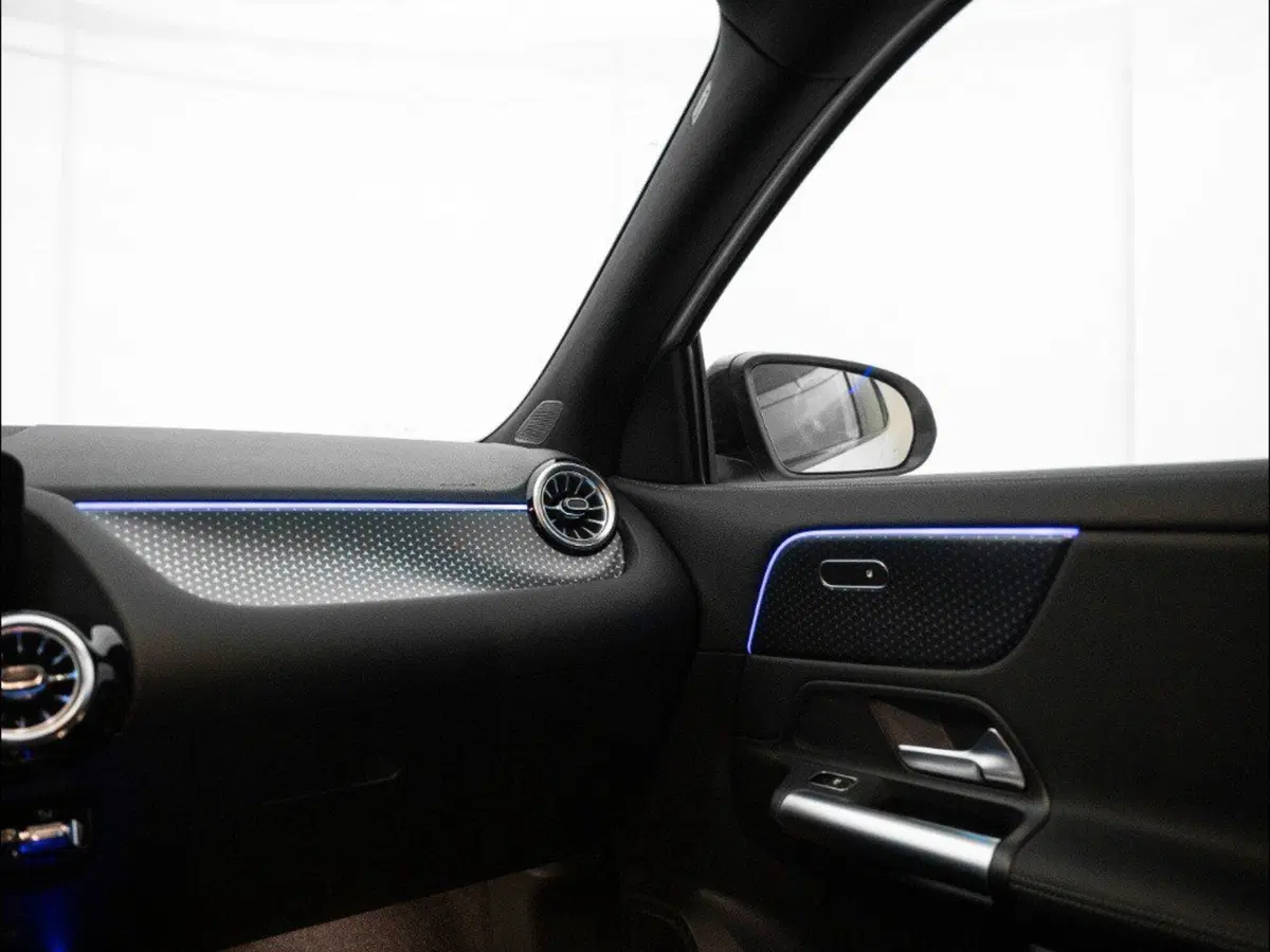 Mercedes-Benz GLA SUV nuova a Macerata (16)