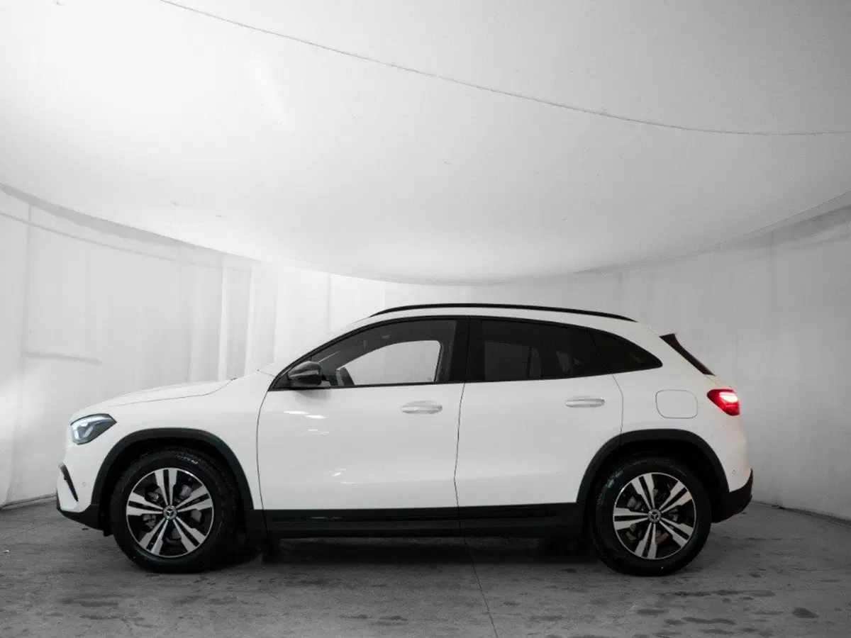 Mercedes-Benz GLA SUV nuova a Macerata (2)