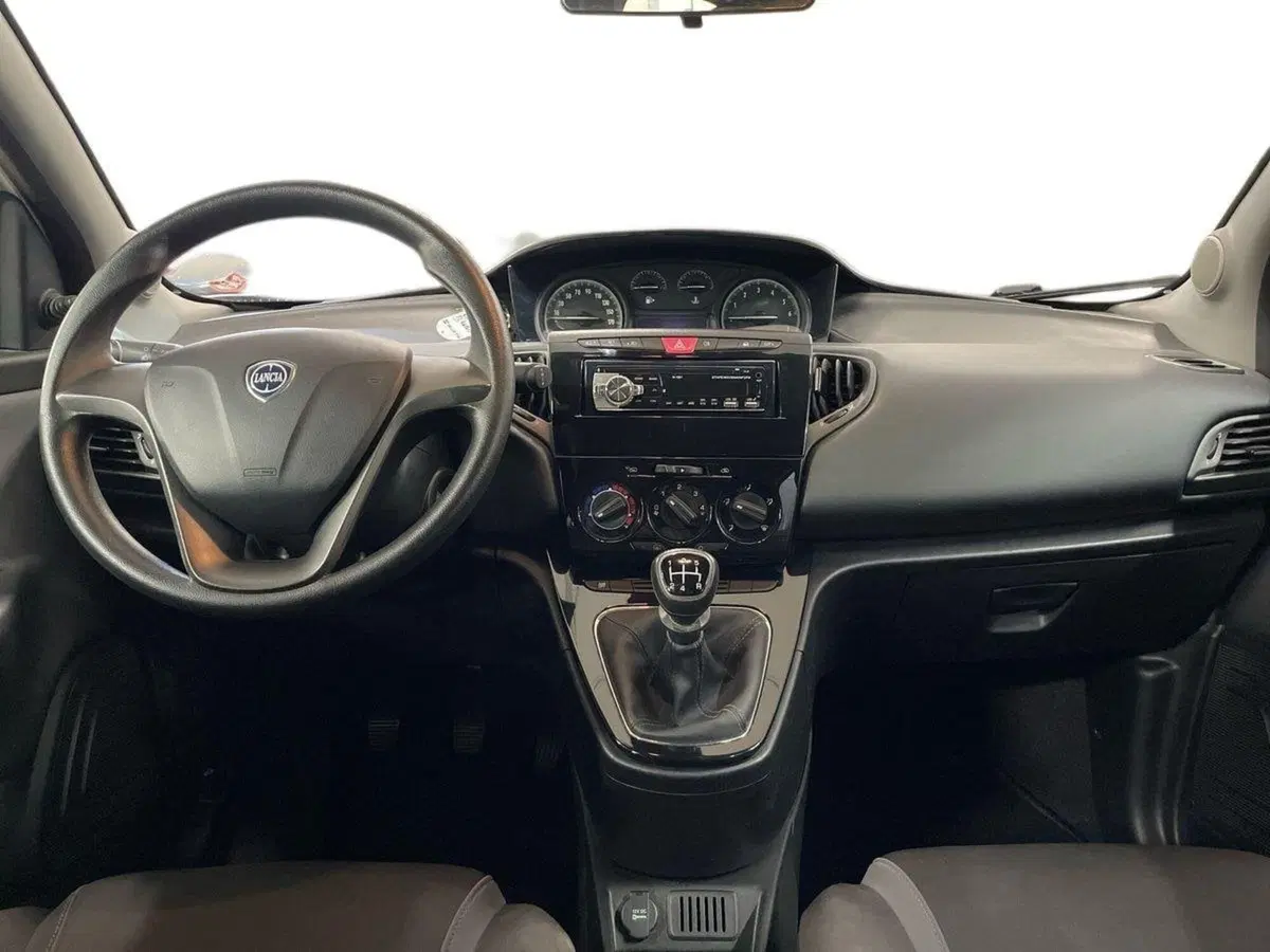 Lancia Ypsilon usata a Prato (11)