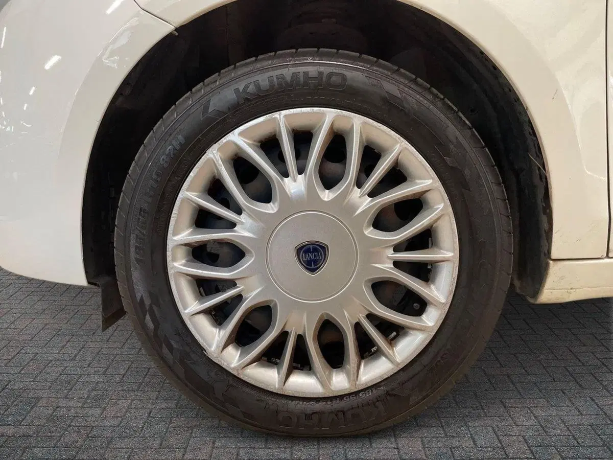 Lancia Ypsilon usata a Prato (6)