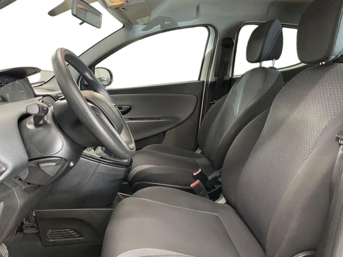 Lancia Ypsilon usata a Prato (9)