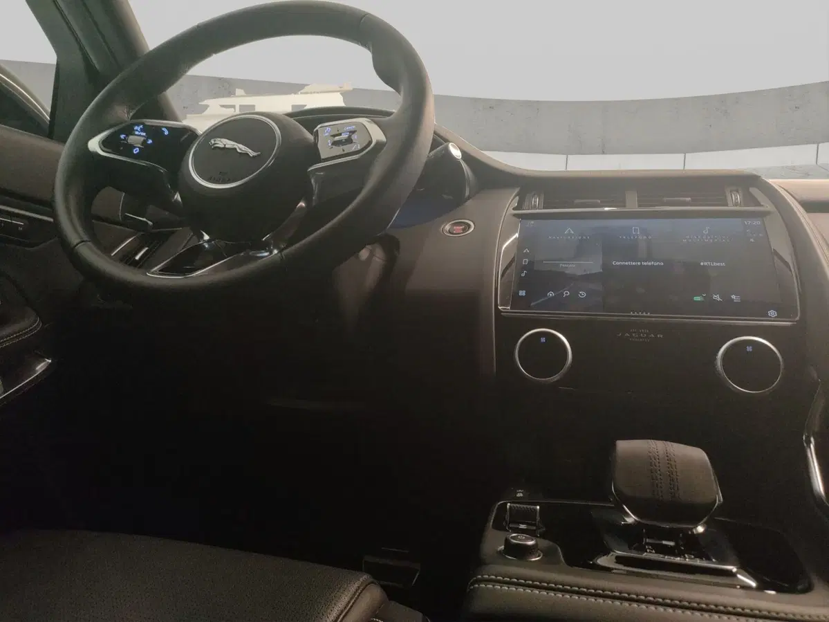 Jaguar E-Pace usata a Milano (11)