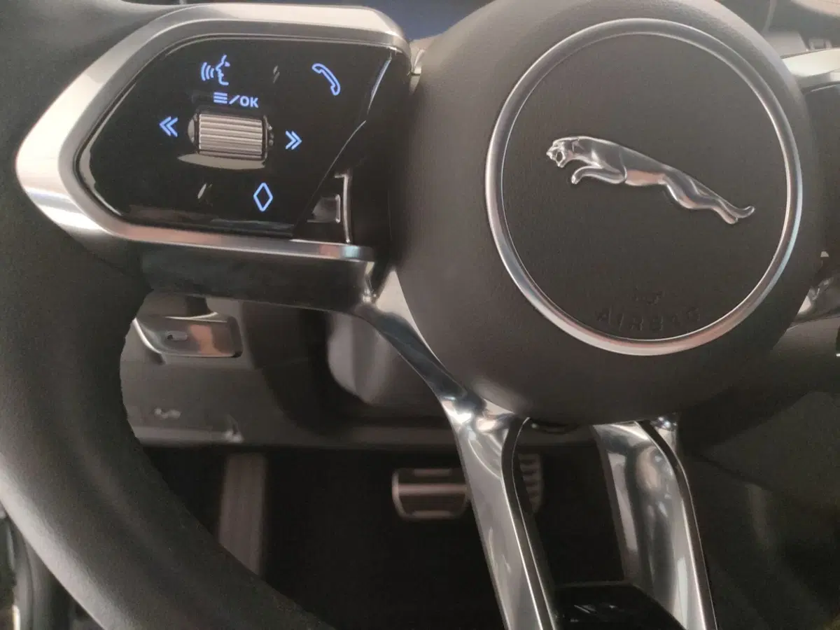 Jaguar E-Pace usata a Milano (16)