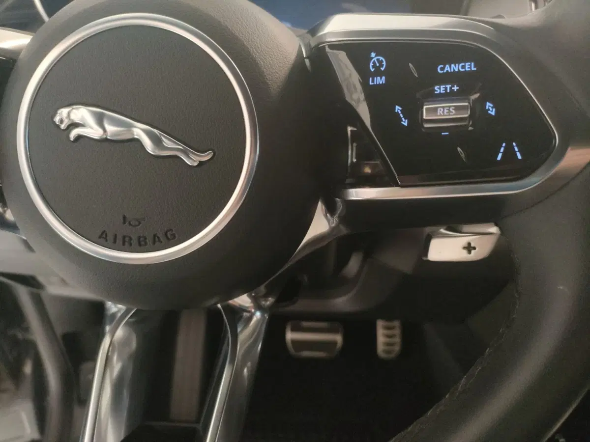 Jaguar E-Pace usata a Milano (17)