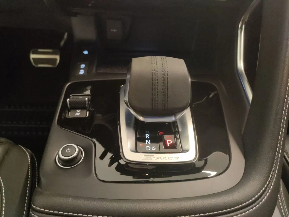 Jaguar E-Pace usata a Milano (18)